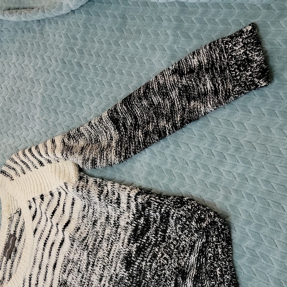 Ladies Sweater - Picture 3 of 8